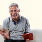 пенсионер с кредитными деньгами